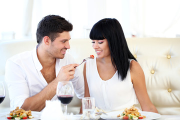Obraz na płótnie Canvas Beautiful couple having romantic dinner at restaurant