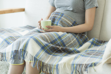 ソファに座る妊婦