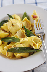 Tortellini mit Salbei