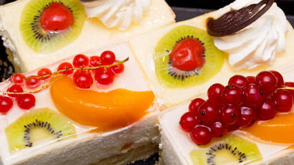 Farbenfroher Obstkuchen