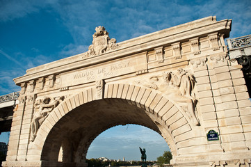 Obraz premium viaduc de Passy pont bir Hakeim à Paris