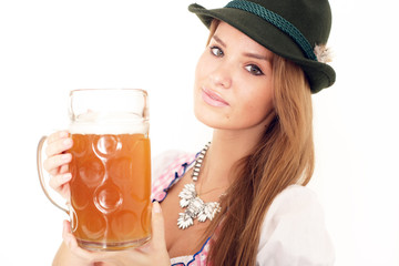 Junge Frau mit Bier