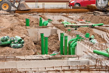 Installation grüner PP-Rohre für Abwasser bei einem Neubau