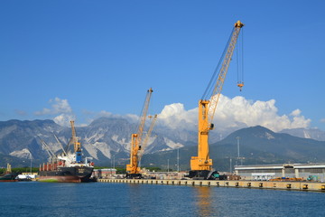 Fototapeta na wymiar Port w Carrara