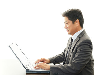 PCで仕事中の男性