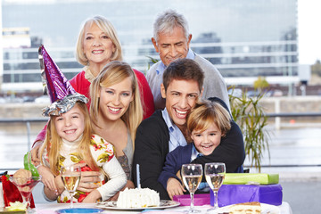 Familie feiert zusammen Geburtstag