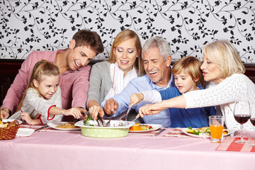 Große Familie beim Abendessen