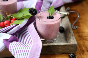 Smoothies of juicy blackberry garden