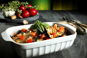 melanzane grigliate tavolo grigio sfondo verde