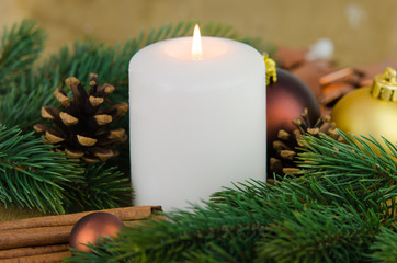 festlich dekorierte Kerze