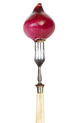 Eine ganze Zwiebel auf Gabel aufgespießt