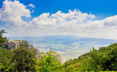 Вид на долину у горы Монсеррат и здания монастыря, Испания