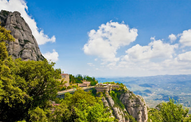 Вид на долину у горы Монсеррат и здания монастыря, Испания