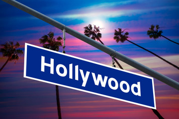 Naklejka premium Hollywood California road sign on redlight with pam trees photo