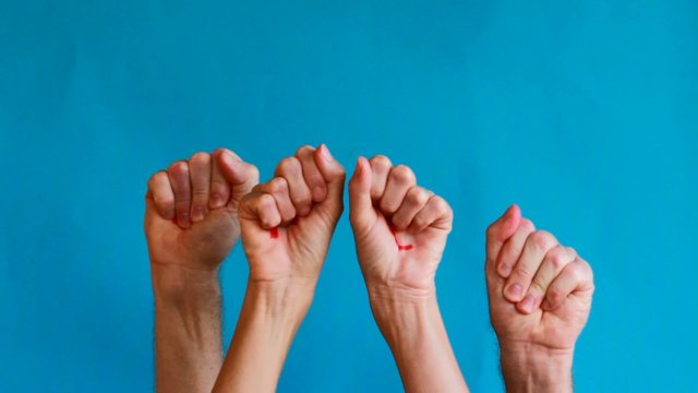la parola pace scritta sulle mani  /  manifestare messaggio con le mani