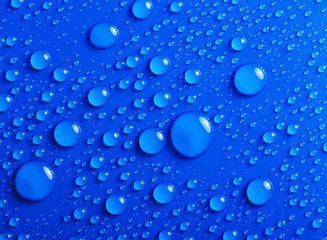 Wassertropfen auf blauer Oberfläche