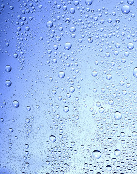 Wassertropfen auf einer Glasscheibe