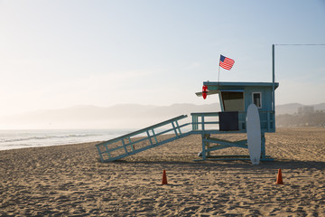 Obraz premium Santa Monica beach lifeguard tower in California