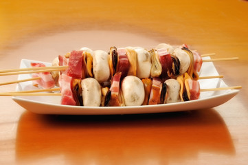 Spiedini funghi e molluschi
