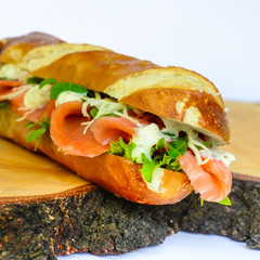 Lachsbaguette mit Meerrettich und Rucola
