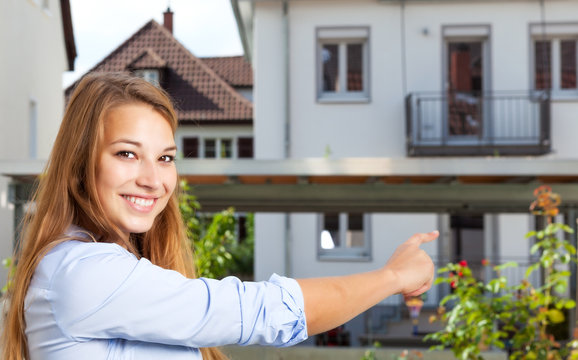 Junge Frau zeigt ihre Traumwohnung