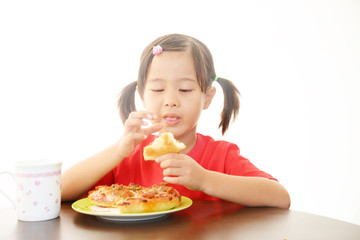 ピザ食べる女の子