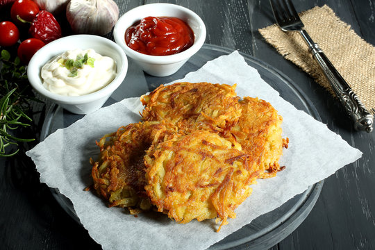 crocchette di patate  sfondo grigio