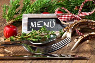Herbstlich gedeckter Tisch für ein Wildessen