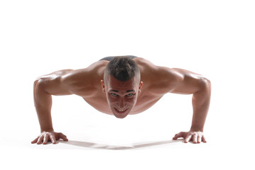 Hombre deportista ejercitando flexiones.