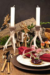 Herbstlich dekorierter Tisch f&uuml;r ein Wildessen