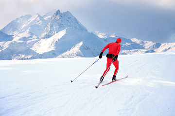 Fototapeta na wymiar cross-country skiing