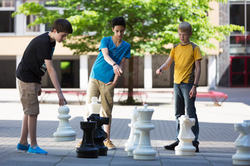Schüler spielen Schach auf dem Schulhof