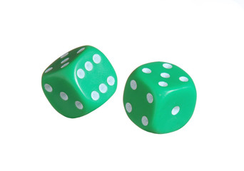 Dos dados verdes sobre fondo blanco