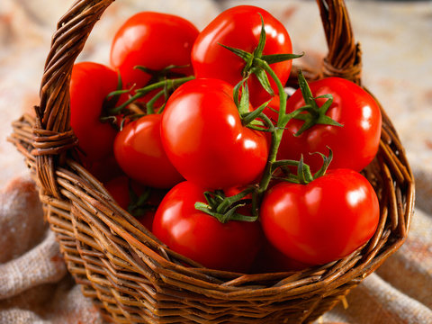 Panier de tomates grappes fra&icirc;ches