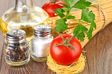 Setting pasta with tomato and garlic