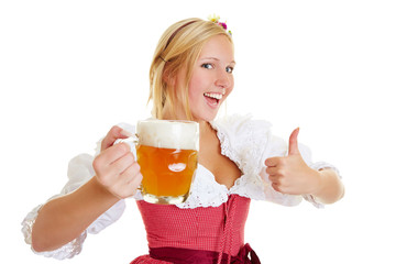 Frau mit Bier hebt Daumen hoch