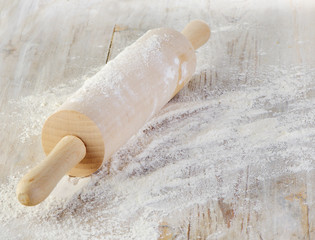 Flour and rolling pin