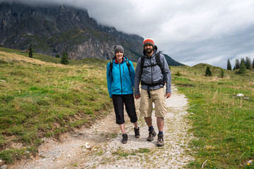 Gl&uuml;ckliches Paar in den Bergen