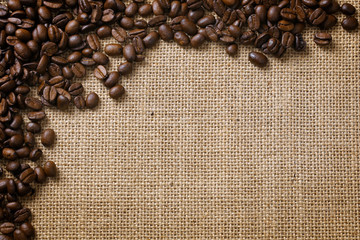 Kaffeebohnen auf Leinen