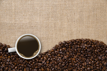 Kaffeebohnen auf Leinen
