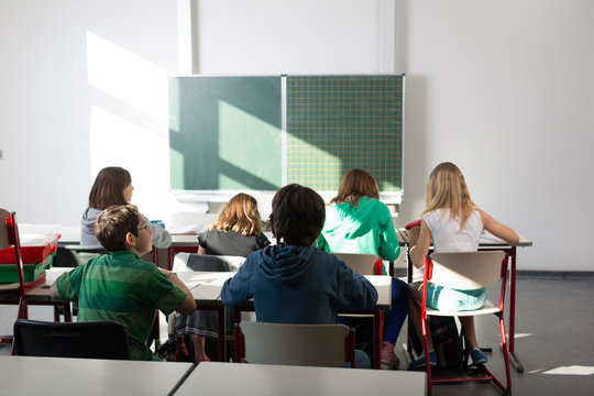 Sch&uuml;ler sitzen im Klassenzimmer