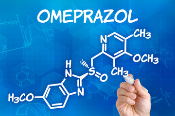 Hand zeichnet chemische Strukturformel von Omeprazol