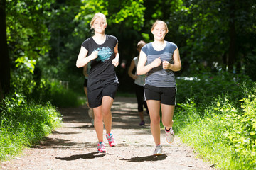 Junge Frauen joggen in der Natur