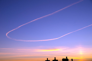 Fototapeta na wymiar Pary szlak jet przed zachodem słońca