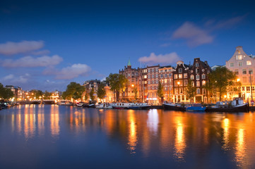 Naklejka premium Gwiaździsta noc, spokojna scena nad kanałem, Amsterdam, Holandia