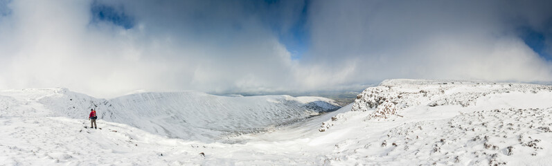 Fototapeta na wymiar Pokryte śniegiem góry, Brecon Beacons, Walia, Wielka Brytania.