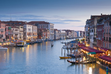 Fototapeta na wymiar Grand Canal, domy i gondole, Wenecja
