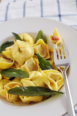 Tortellini mit Salbei