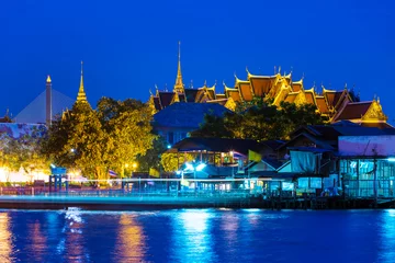 Deurstickers Bangkok temple at night © leungchopan