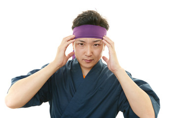 疲れた表情の寿司職人